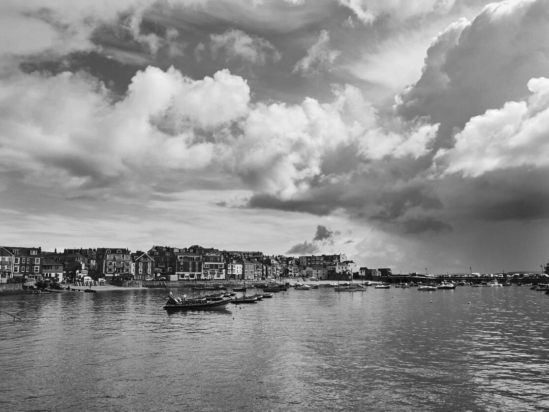 Cornwall, Stimmung, Wolken und Meer, schwarz-weiss