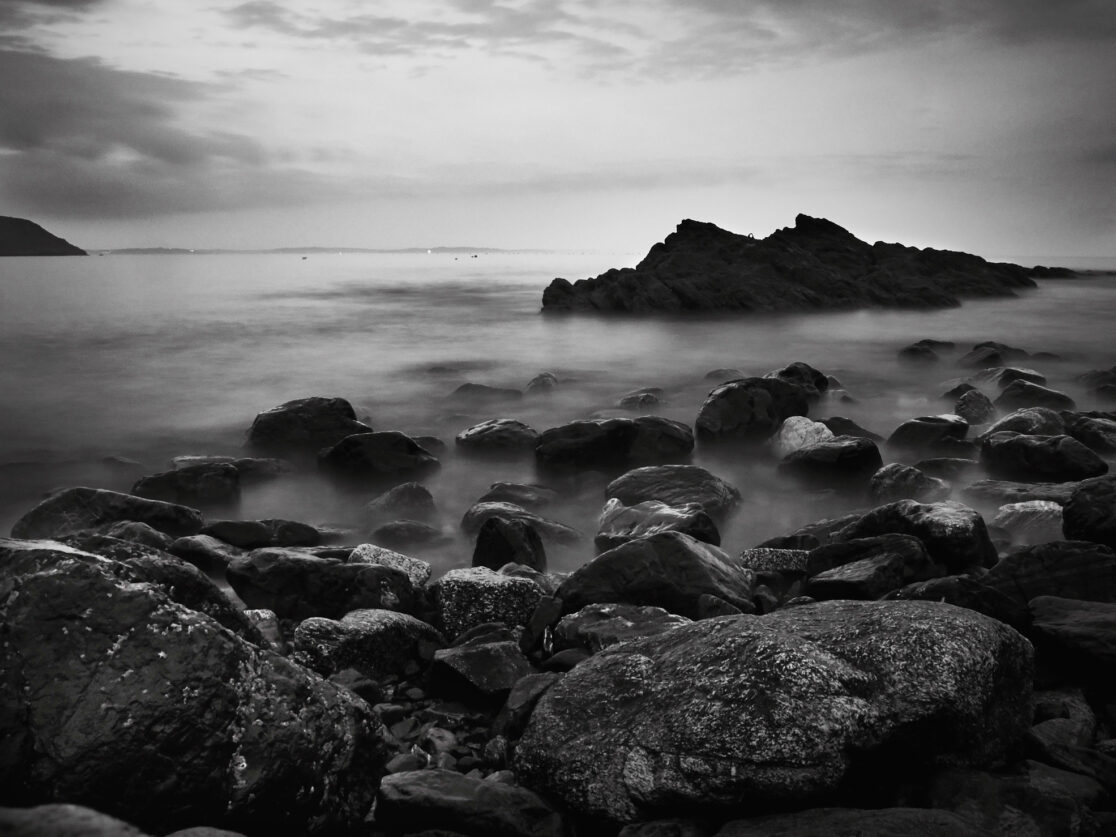 Cornwall, Stimmung, Felsen und Meer, schwarz-weiss
